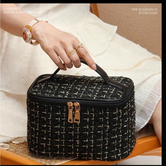 Tweed Cosmetic Storage Tote Bag
- Durable Travel Toiletry Organizer - Picture 5 of 12